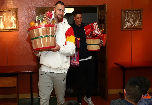 Mahomes surprises a family with amazing